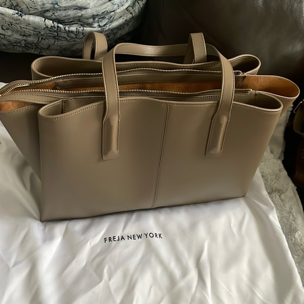Freya New York Tote bag ash brown color.
